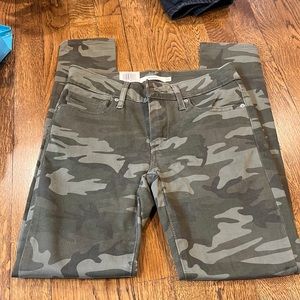 Green camo Levi jeans